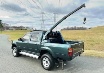 Toyota Hilux rara, equipada com guindaste na caçamba de fábrica, um dos opcionais de fábrica mais raros do mundo