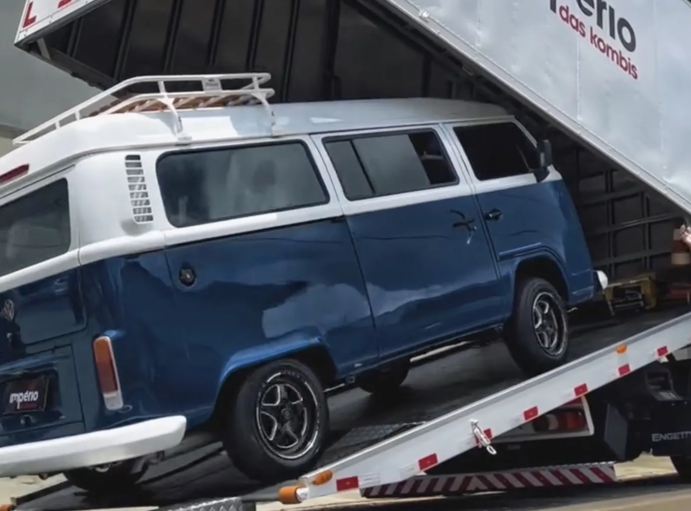 Antes dos carros milionários, Neymar ia aos treinos em uma Kombi azul chamada Filomena, dirigida pelo pai. Aos 34 anos, ganhou de presente uma versão restaurada daquele veículo.