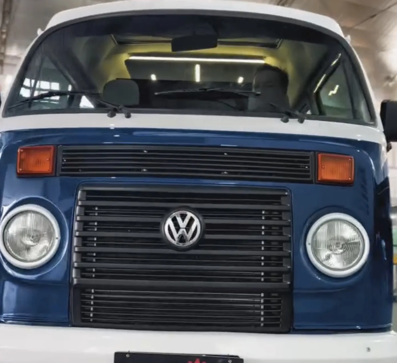 A oficina levou duas semanas para encontrar uma Kombi 2012 branca e original. O pai escolheu o azul Danúbio, cor usada pela Volkswagen e presente no veículo da infância de Neymar.