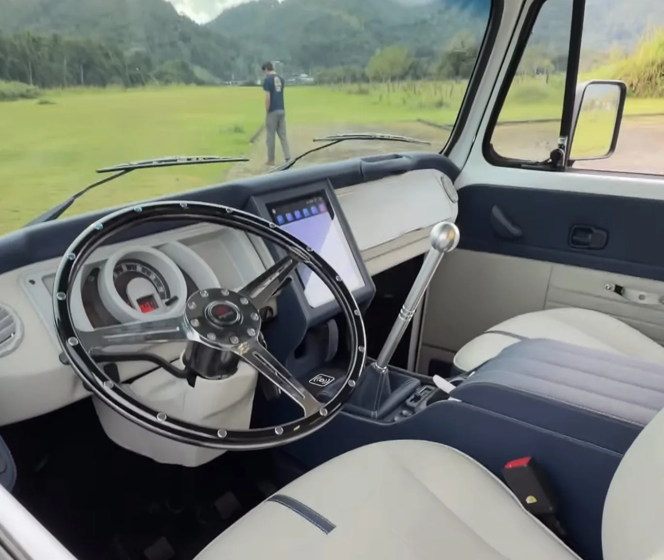 Filomena ganhou televisão retrátil de 43 polegadas, dois frigobars, teto solar e sistema de som com CarPlay. Na festa de aniversário, a Kombi também serviu para tocar músicas.
