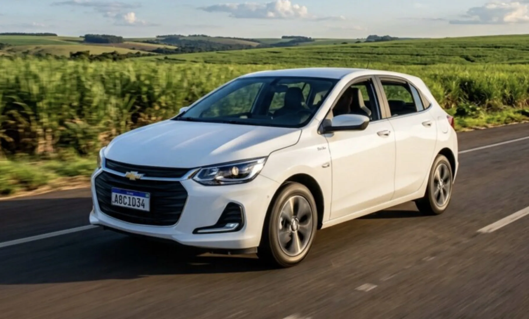 Chevrolet Onix 2027 tem motor 1.0 turbo de 115 cv, 16,8 kgfm, câmbio automático de 6 marchas, 6 airbags de série e porta-malas de 303 litros no hatch que já foi líder de vendas no Brasil