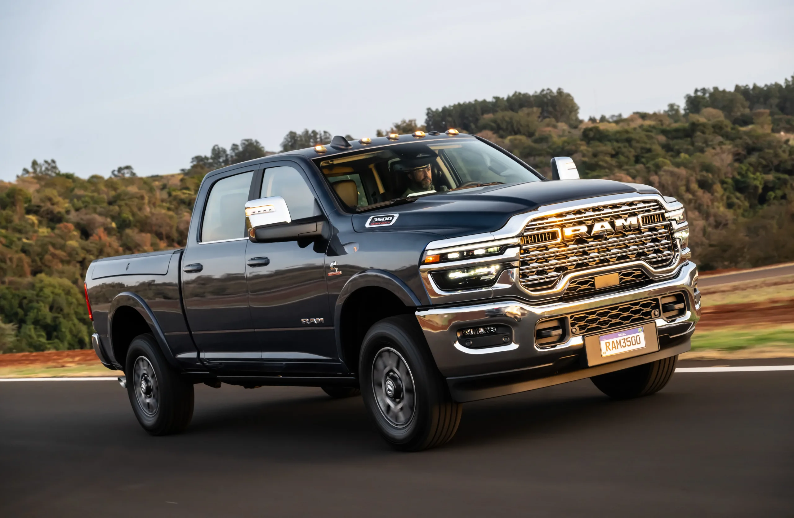 Ram 2500 e 3500 continuam exigindo CNH C quando passam de 3.500 kg, porque a nova regra de até 4.250 kg vale apenas para elétricos e híbridos com tração predominantemente elétrica.