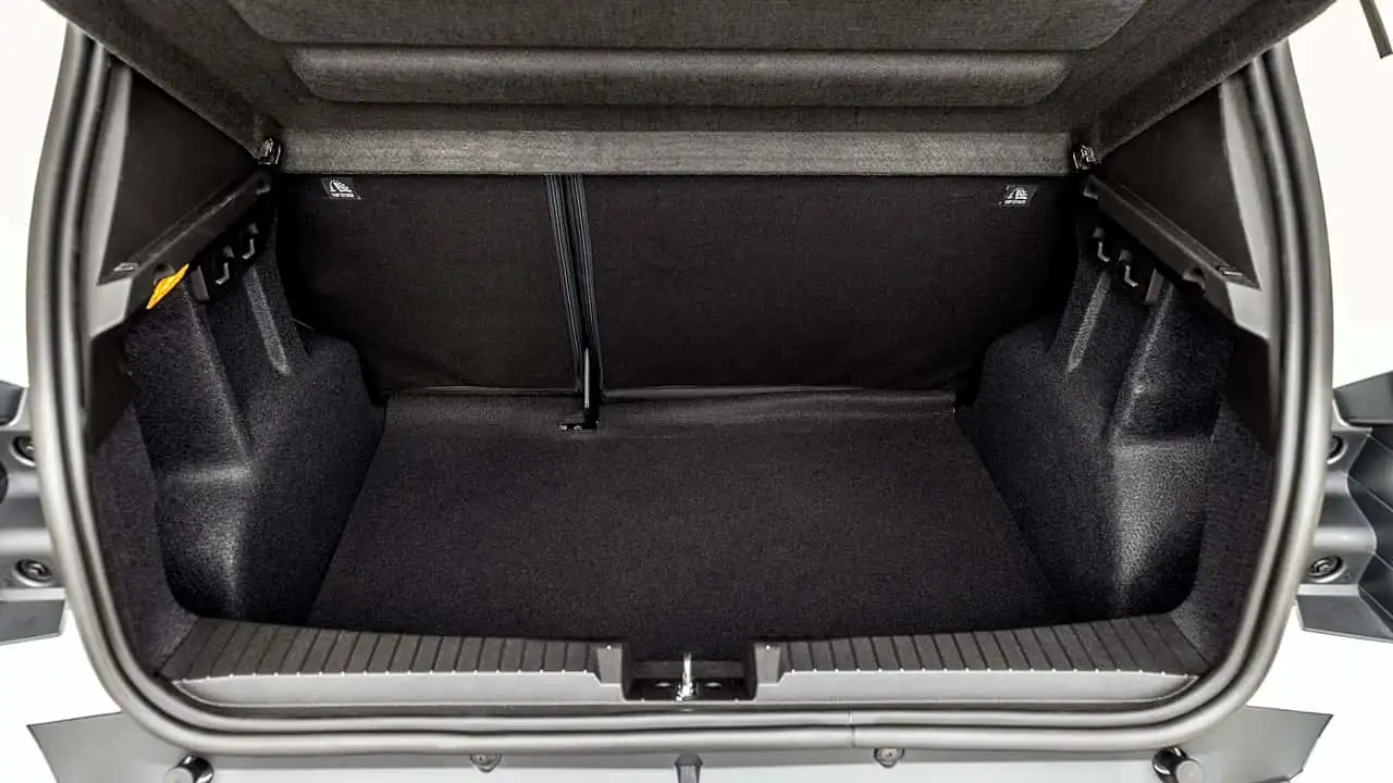O Renault Kardian 2027 tem porta-malas de 410 litros, espaço para malas de viagem, compras e bagagens da família, com capacidade ampliada para até 1.304 litros ao rebater os bancos traseiros.