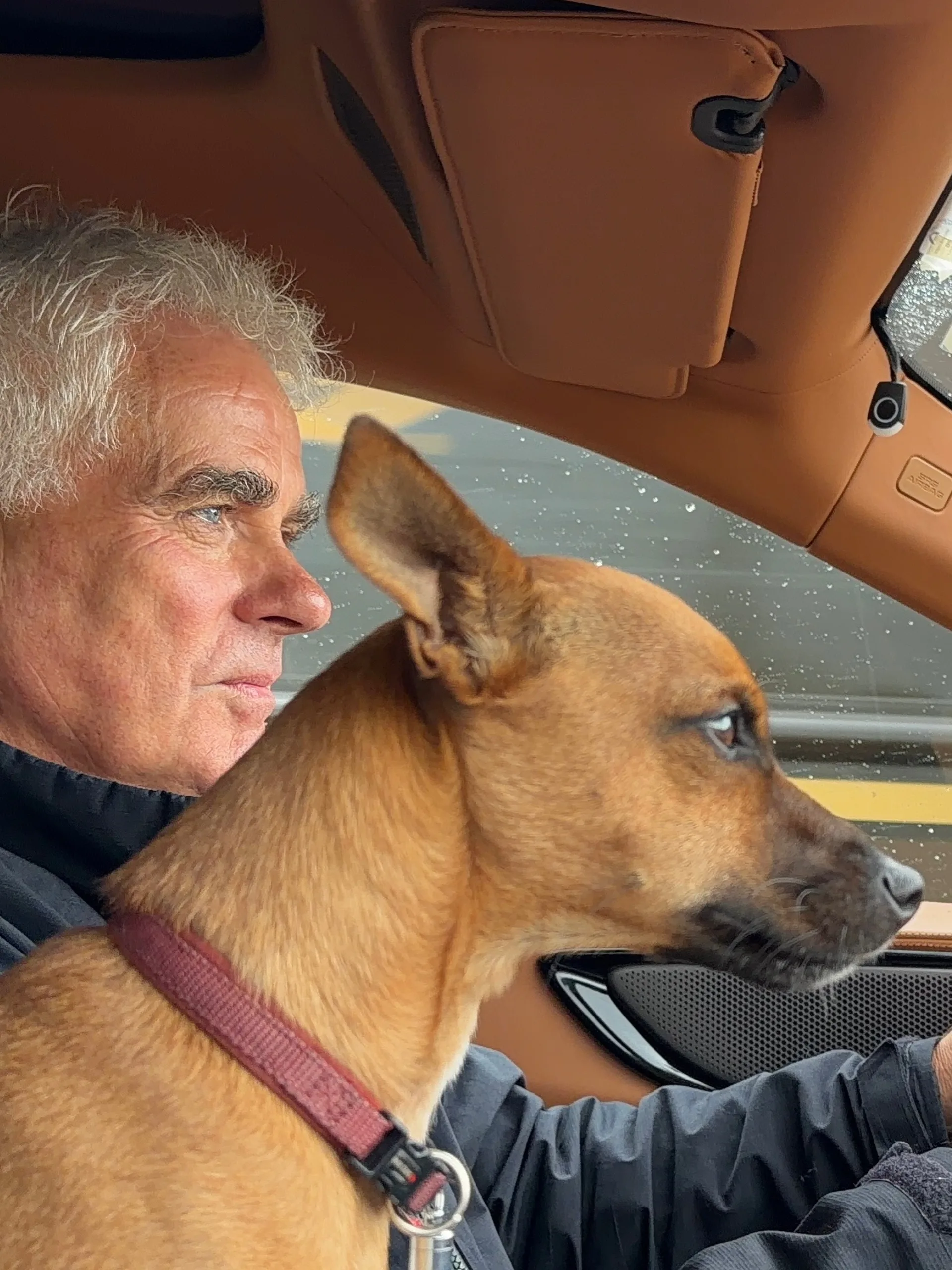 Rico não sabe que viaja em uma Ferrari de mais de R$ 7 milhões, mas já acompanhou Em Jay por montanhas, estradas de terra e milhares de quilômetros entre a Argentina e o Alasca.