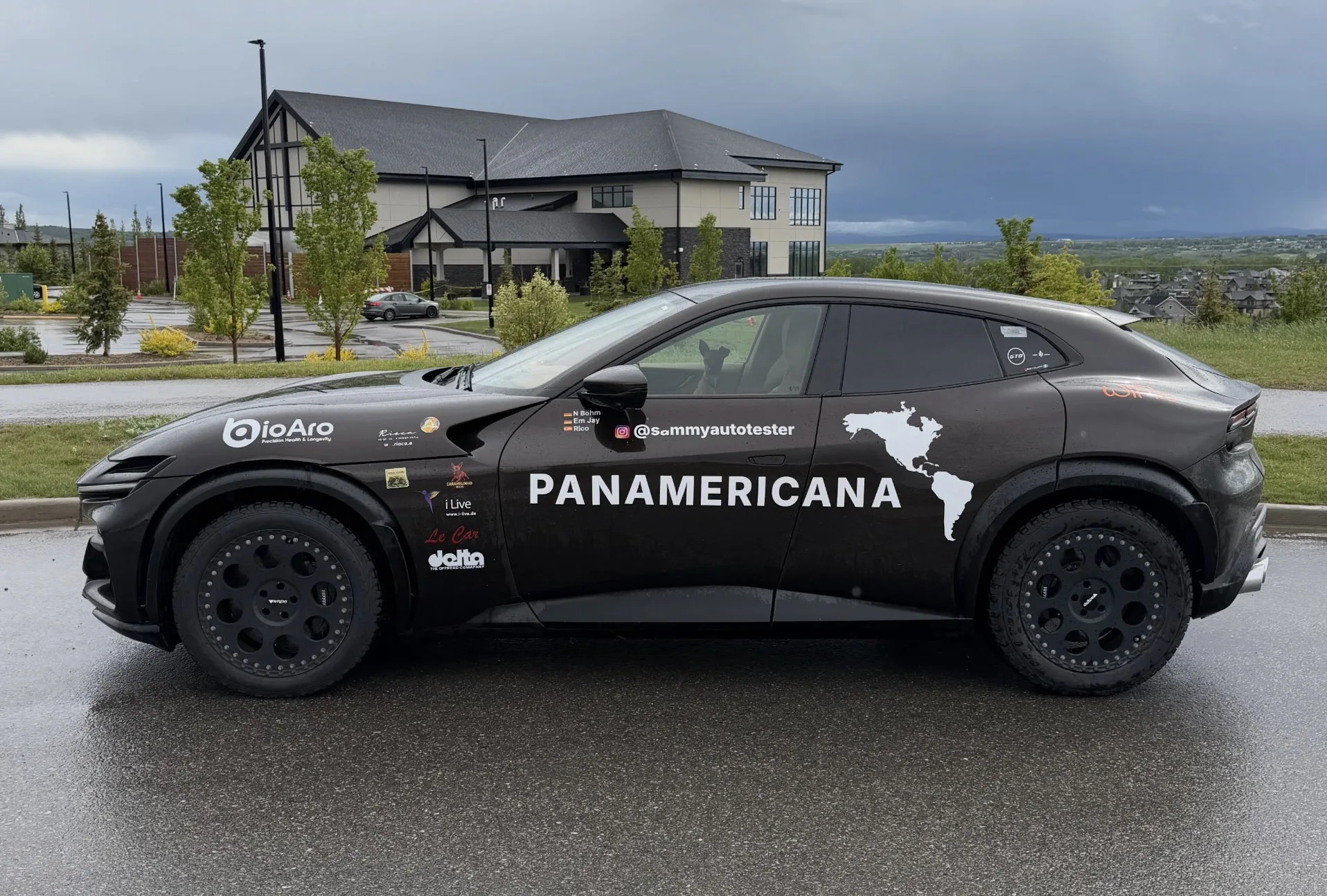 Para enfrentar estradas de terra, a Ferrari recebeu rodas de 20 polegadas e pneus BFGoodrich, uma preparação de mais de R$ 75 mil para levar o esportivo por lugares onde ele não costuma aparecer.