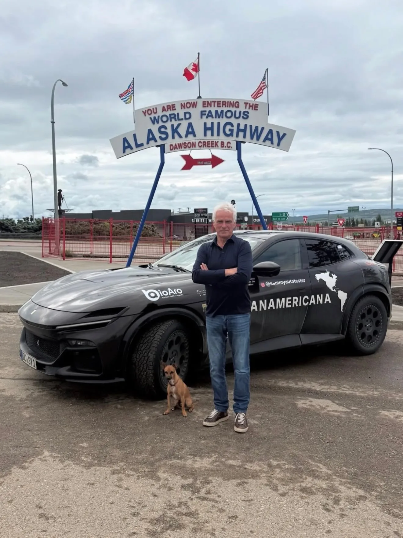 A Ferrari tem motor V12 de 6,5 litros, 725 cv e acelera de 0 a 100 km/h em 3,3 segundos, mas seus quatro lugares também permitem viajar com Rico, o cachorro que acompanha Em Jay.