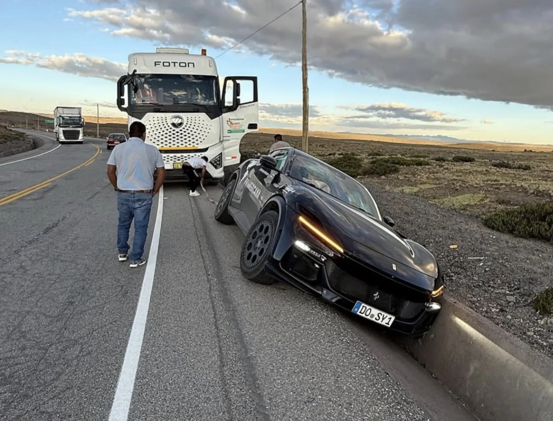 Em Jay relatou que precisou desviar de outro veículo e caiu em uma vala, danificando suspensão, eixos, rodas, para-brisa e airbags, enquanto ele escapou sem ferimentos graves.