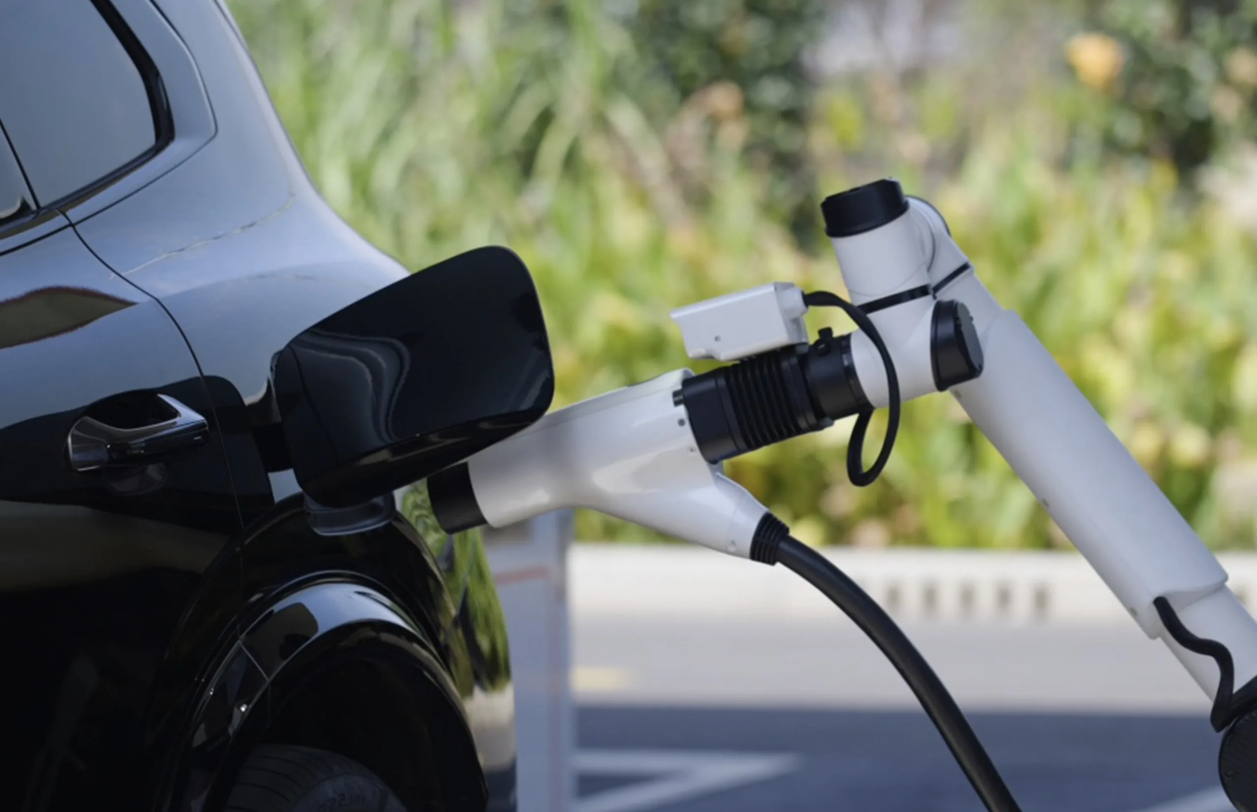 Geely anuncia carregador de 2.200 kW capaz de levar bateria de 10% a 70% em quatro minutos, mas a novidade ainda depende de carros preparados para essa potência.