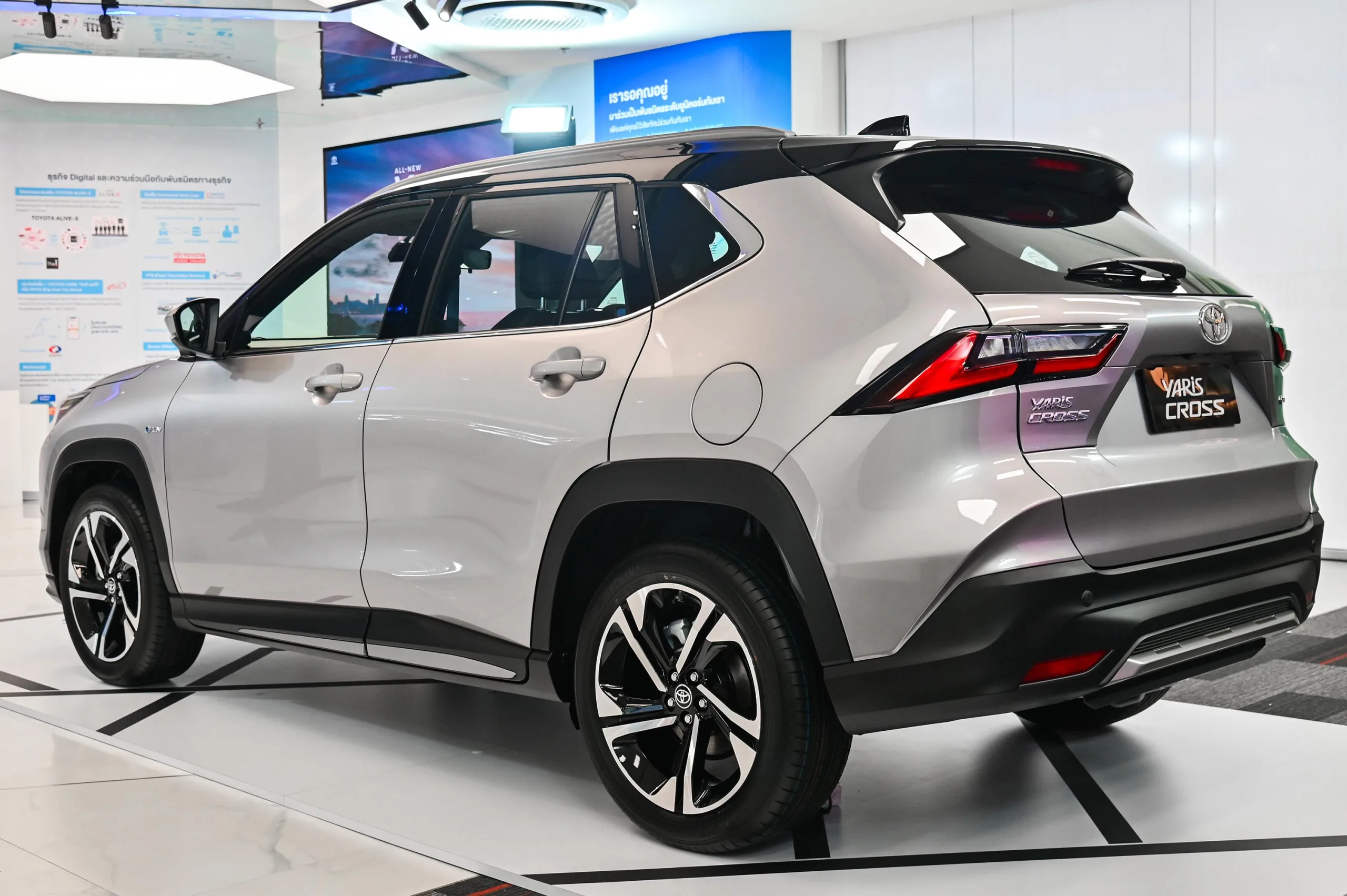 Toyota Yaris Cross híbrido tem desconto de R$ 20 mil e já custa quase o mesmo que um BYD Atto 2 GS