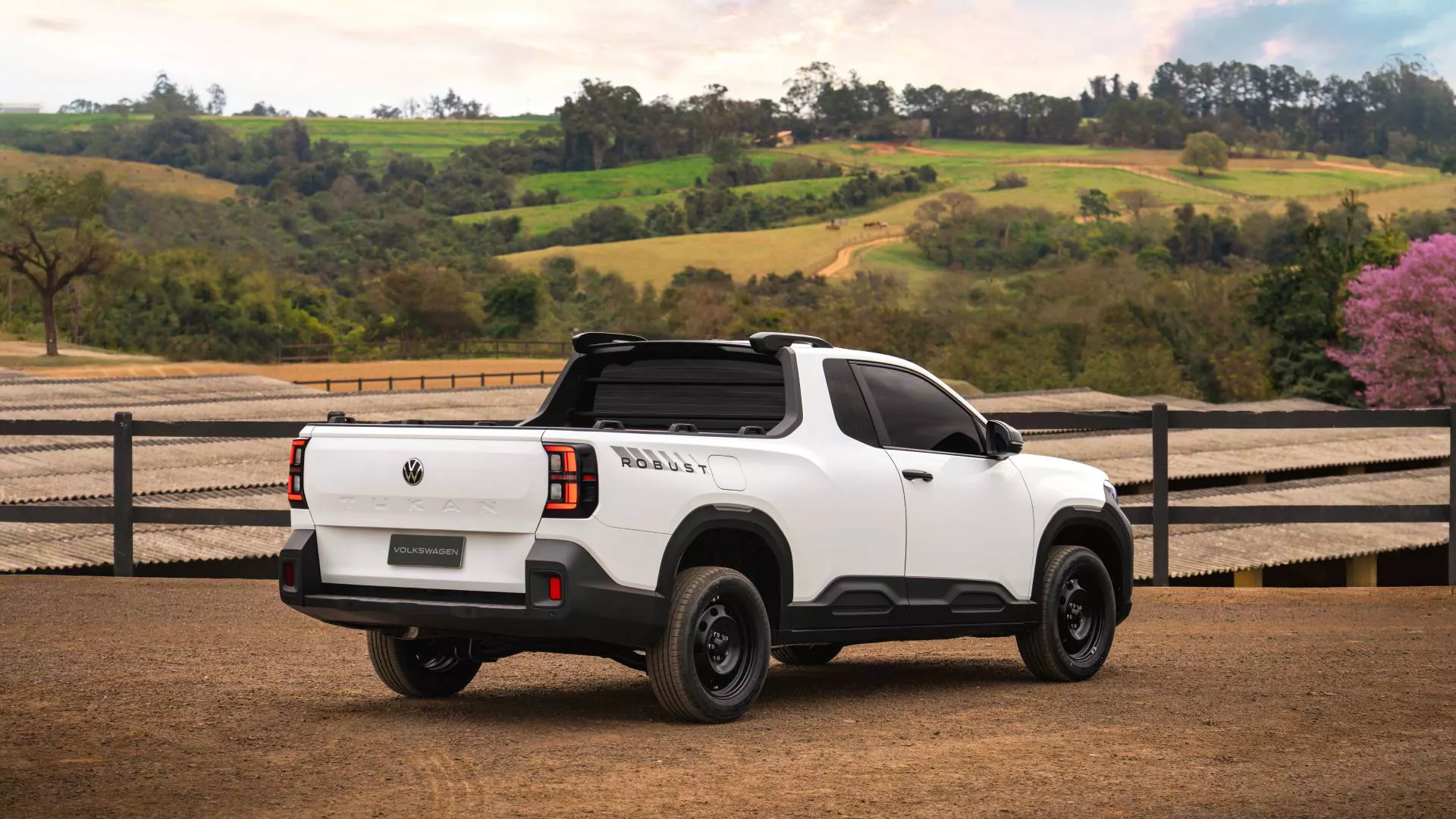 Na cabine simples, a caçamba terá 1.393 litros; na dupla, serão 962 litros. As duas superam os 1.354 e 844 litros das versões equivalentes da Fiat Strada atual.