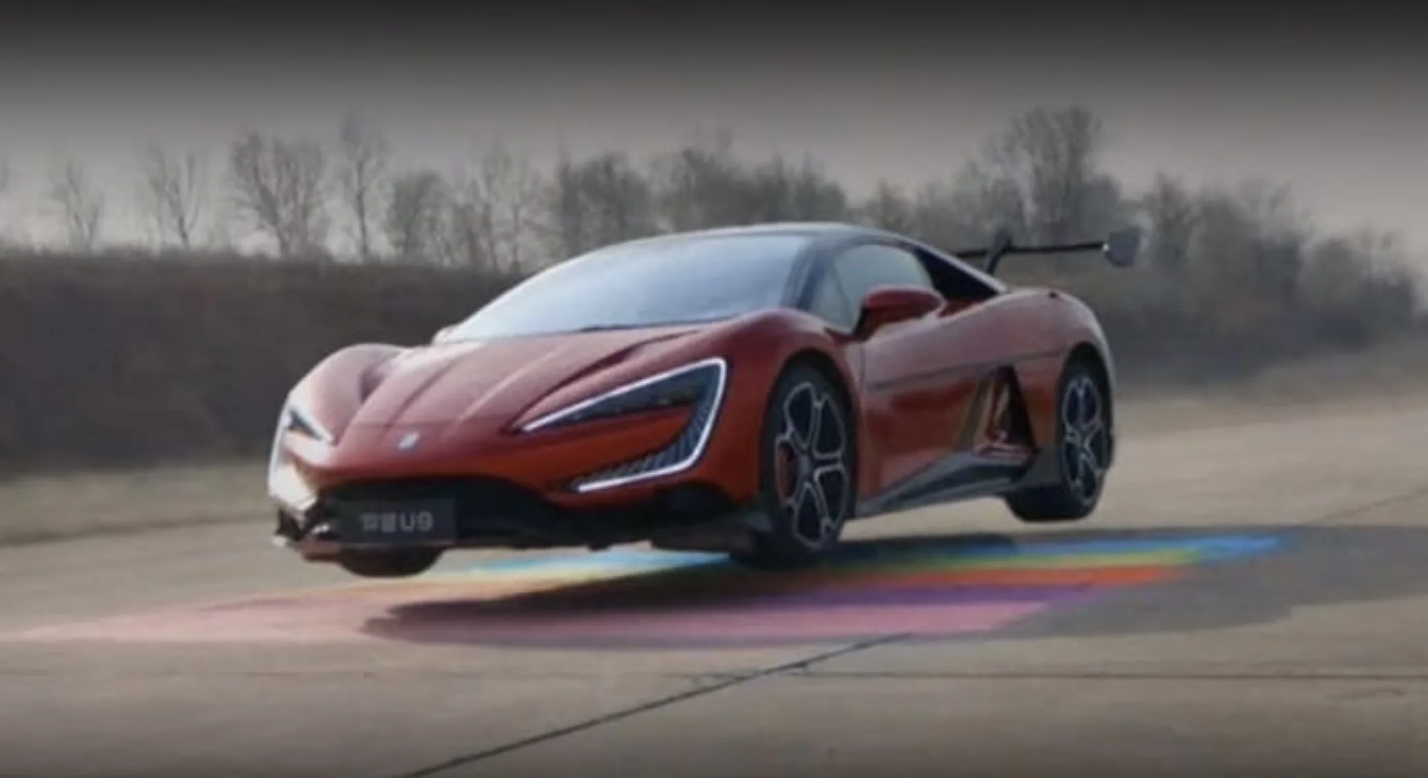 Em janeiro de 2025, a BYD mostrou o Yangwang U9 saltando obstáculos. Em outubro de 2026, a Tesla respondeu com um Roadster capaz de sair do chão usando propulsores.