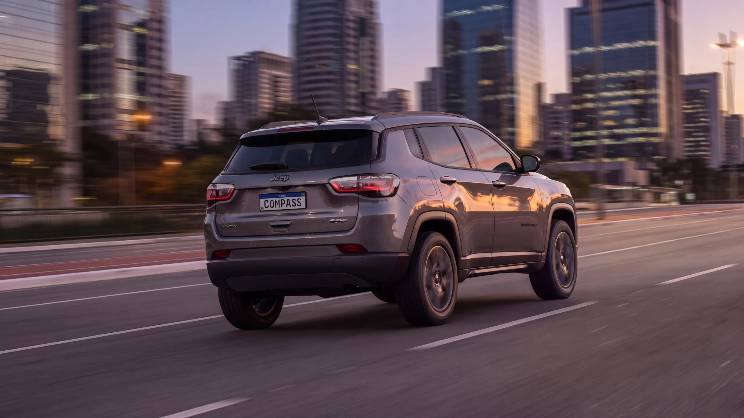 O Jeep Compass 2027 tem uma escolha que pesa no bolso: entre o Longitude de R$ 199.990 e o Night Eagle de R$ 206.990, são R$ 7 mil para levar o novo sistema semi-híbrido.