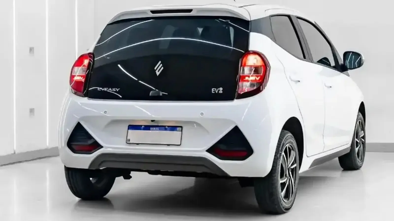 Quem precisar de cinco lugares terá o Emova Urban, com autonomia estimada de 330 km. O preço deverá ficar entre R$ 100 mil e R$ 120 mil, segundo os planos da fabricante.
