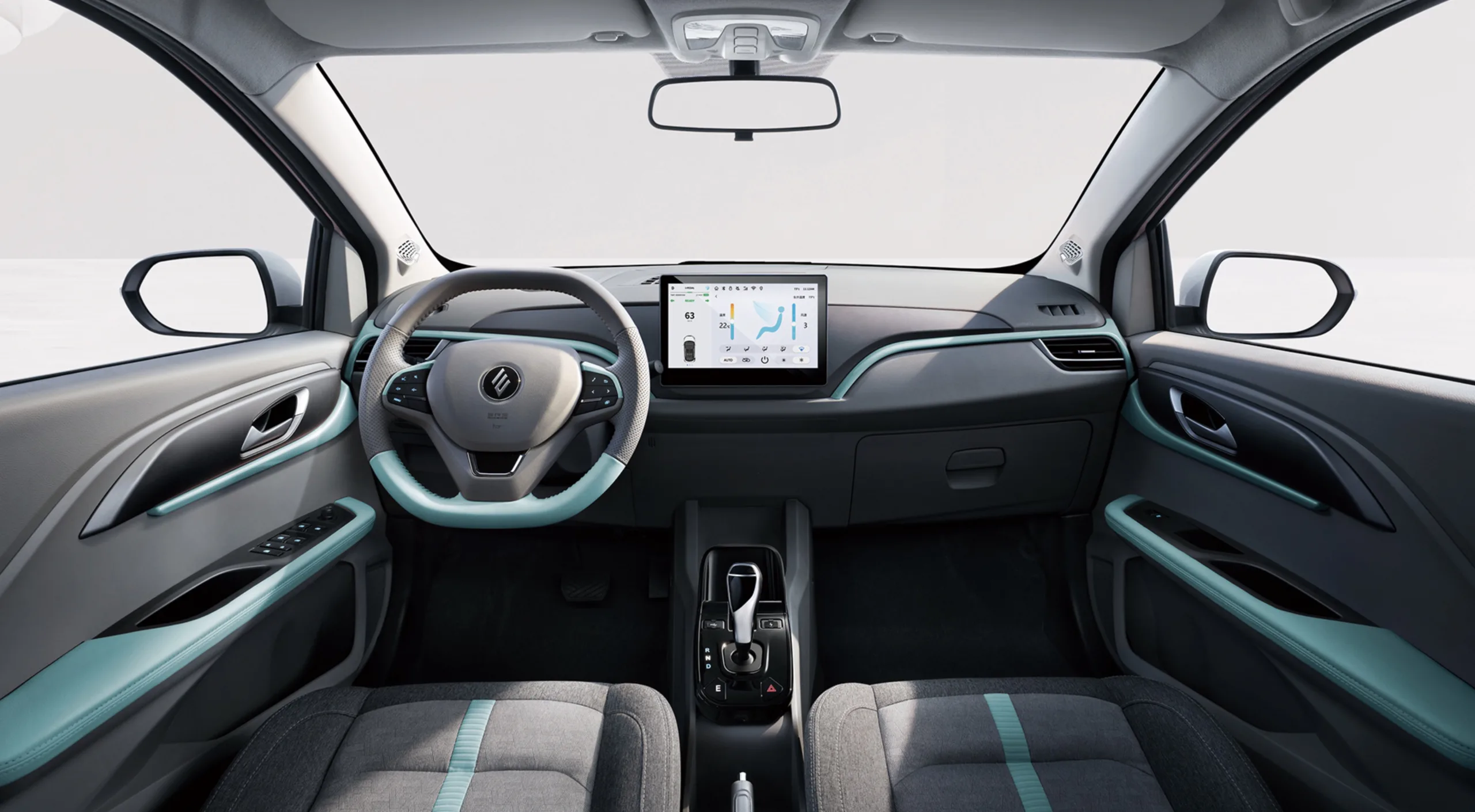 O Emova Urban terá interior para cinco ocupantes, mas a fabricante ainda não revelou detalhes sobre acabamento, painel e equipamentos. O elétrico promete autonomia de 330 km no Brasil.
