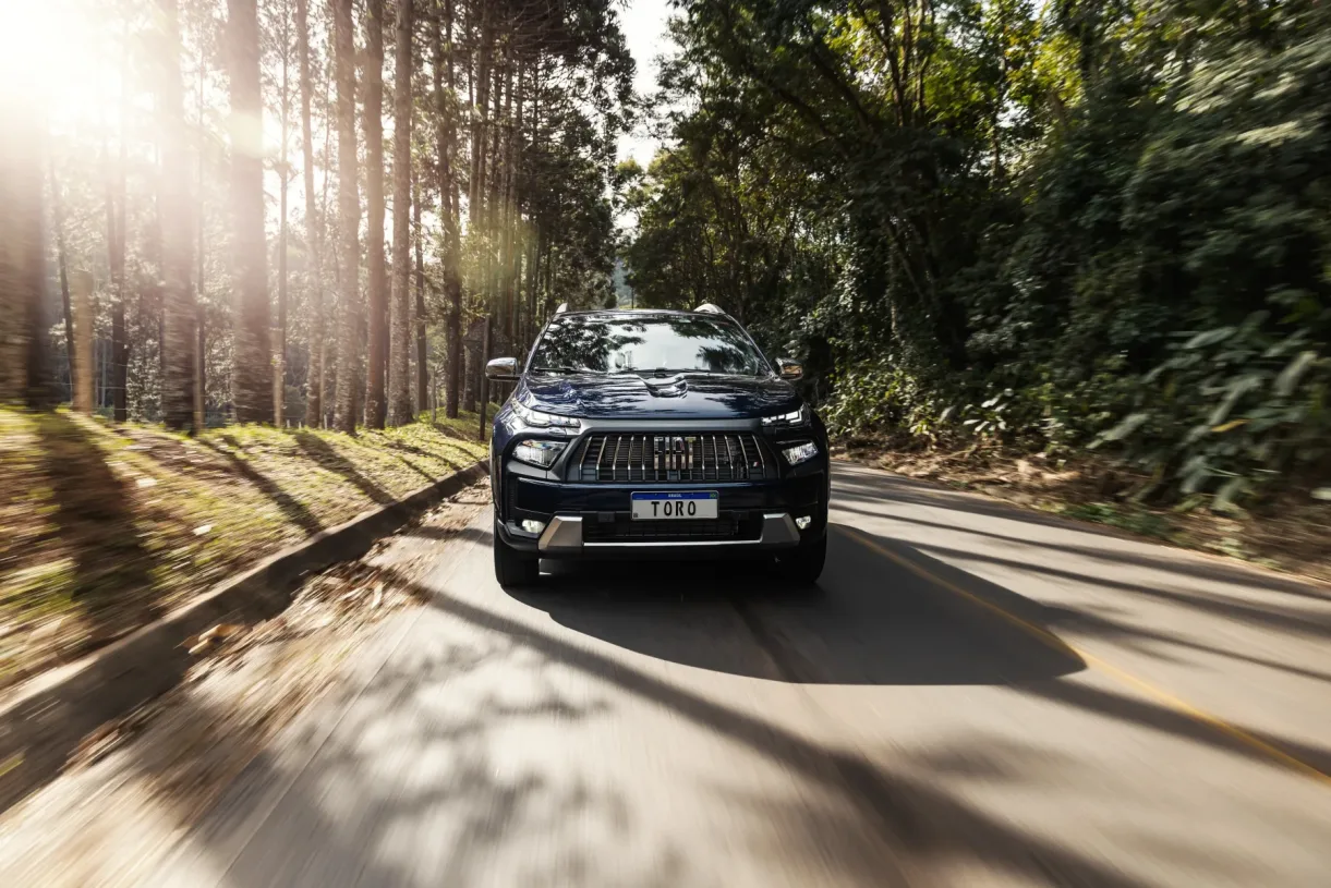 A Toro Ranch 2.2 Diesel 2026 junta 200 cv, 45,9 kgfm e tração 4x4, mas três recalls oficiais colocaram chicote, retorno de diesel e proteção dianteira no centro das atenções.