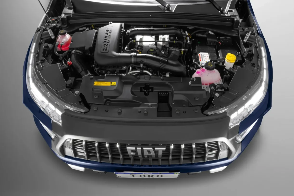 O motor 2.2 turbodiesel entrega 200 cv a 3.500 rpm e 45,9 kgfm a 1.500 rpm, força que leva a picape de 0 a 100 km/h em 9,8 segundos, apesar de quase duas toneladas.