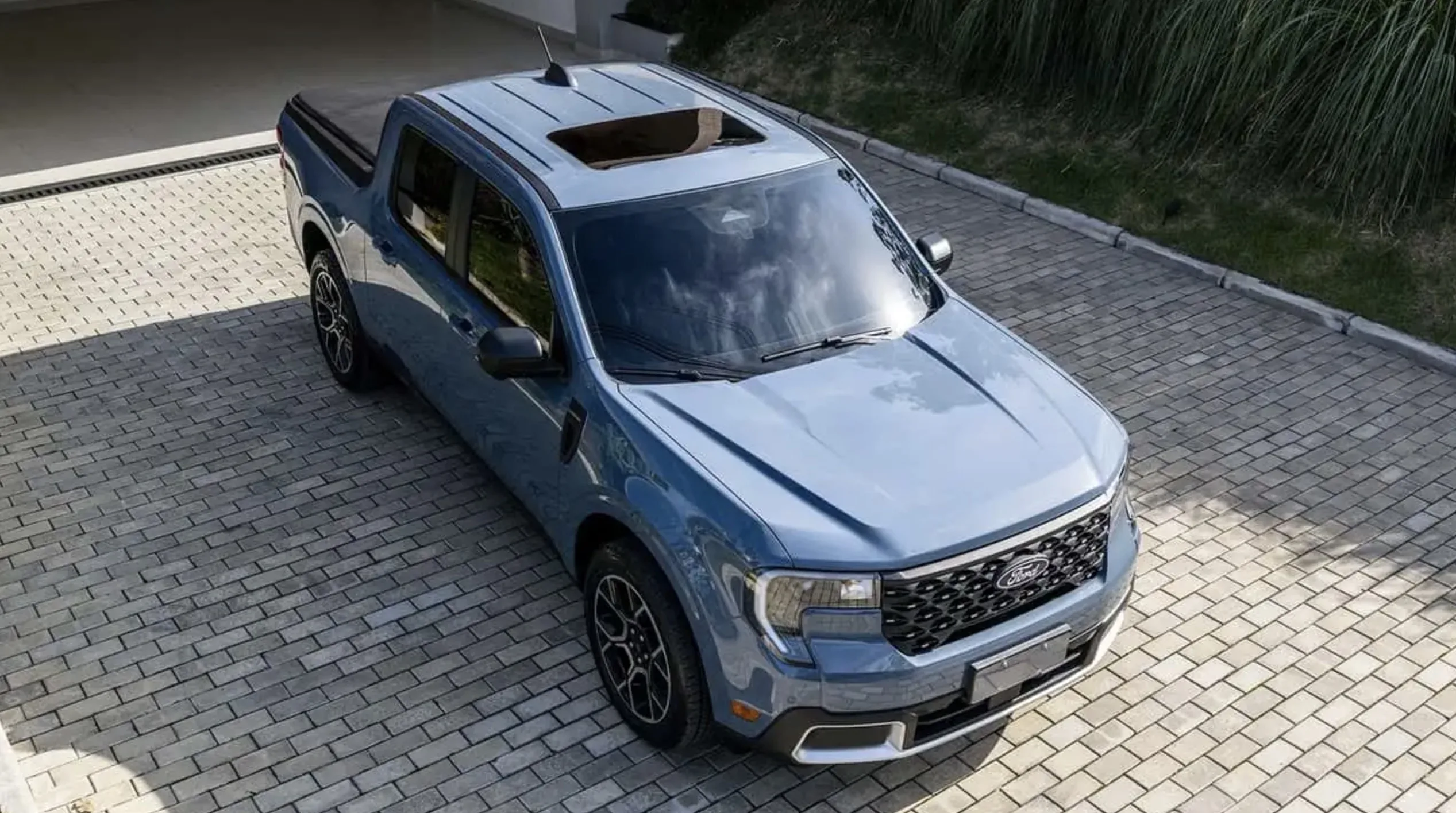 Com 5,10 metros de comprimento, a Maverick exige espaço na garagem, mas oferece caçamba de 943 litros, capacidade para 618 kg de carga e compartimento de 73 litros sob o banco.