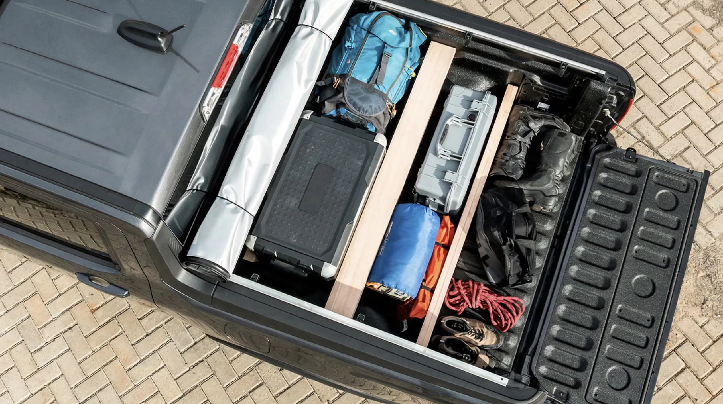 Com 5,10 metros de comprimento, a Maverick exige espaço na garagem, mas oferece caçamba de 943 litros, capacidade para 618 kg de carga e compartimento de 73 litros sob o banco.