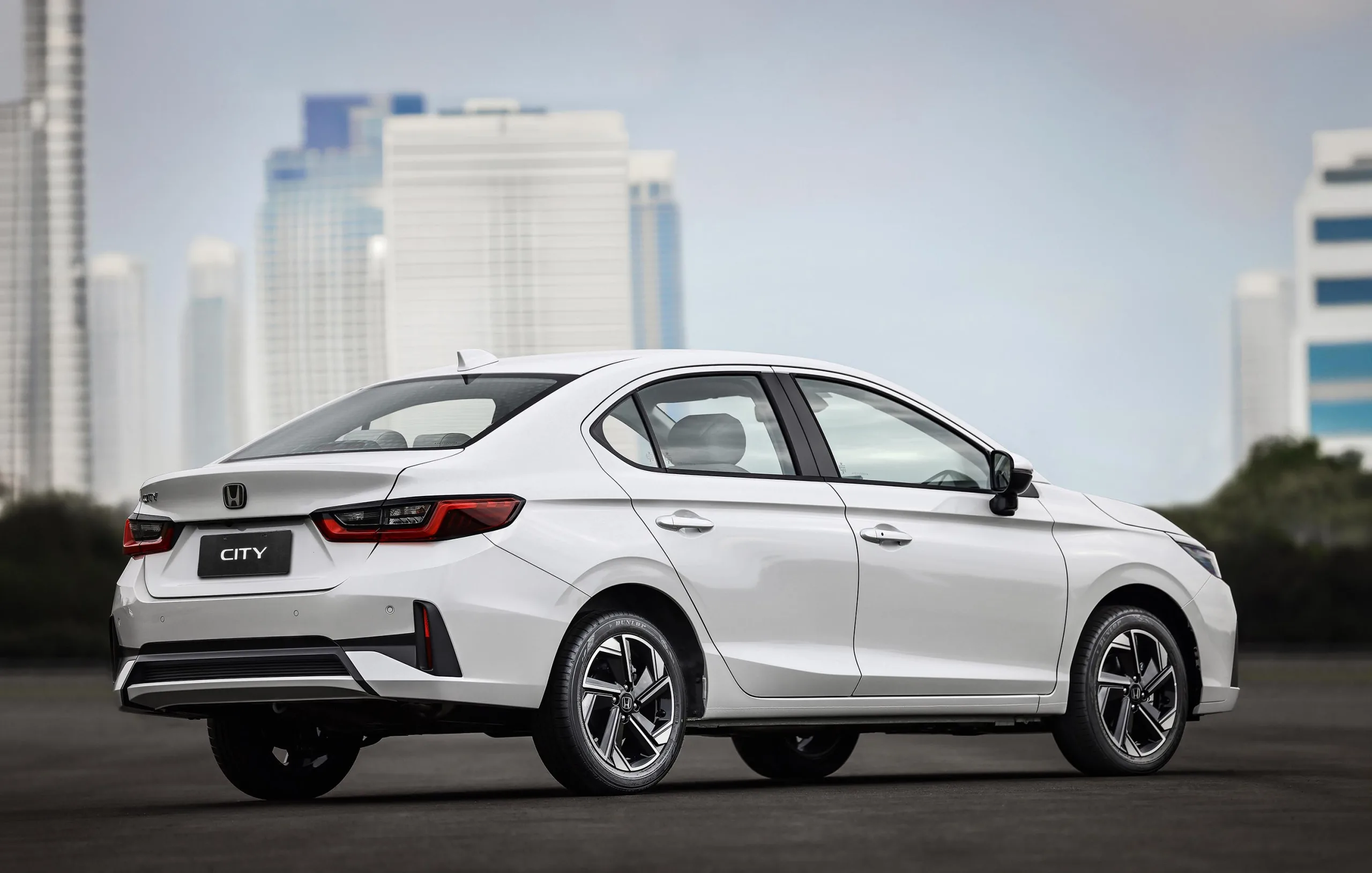 A traseira do City Sedan 2027 ganhou novo para-choque com desenho trapezoidal e refletores verticais nas extremidades, acompanhando a renovação visual aplicada à dianteira.