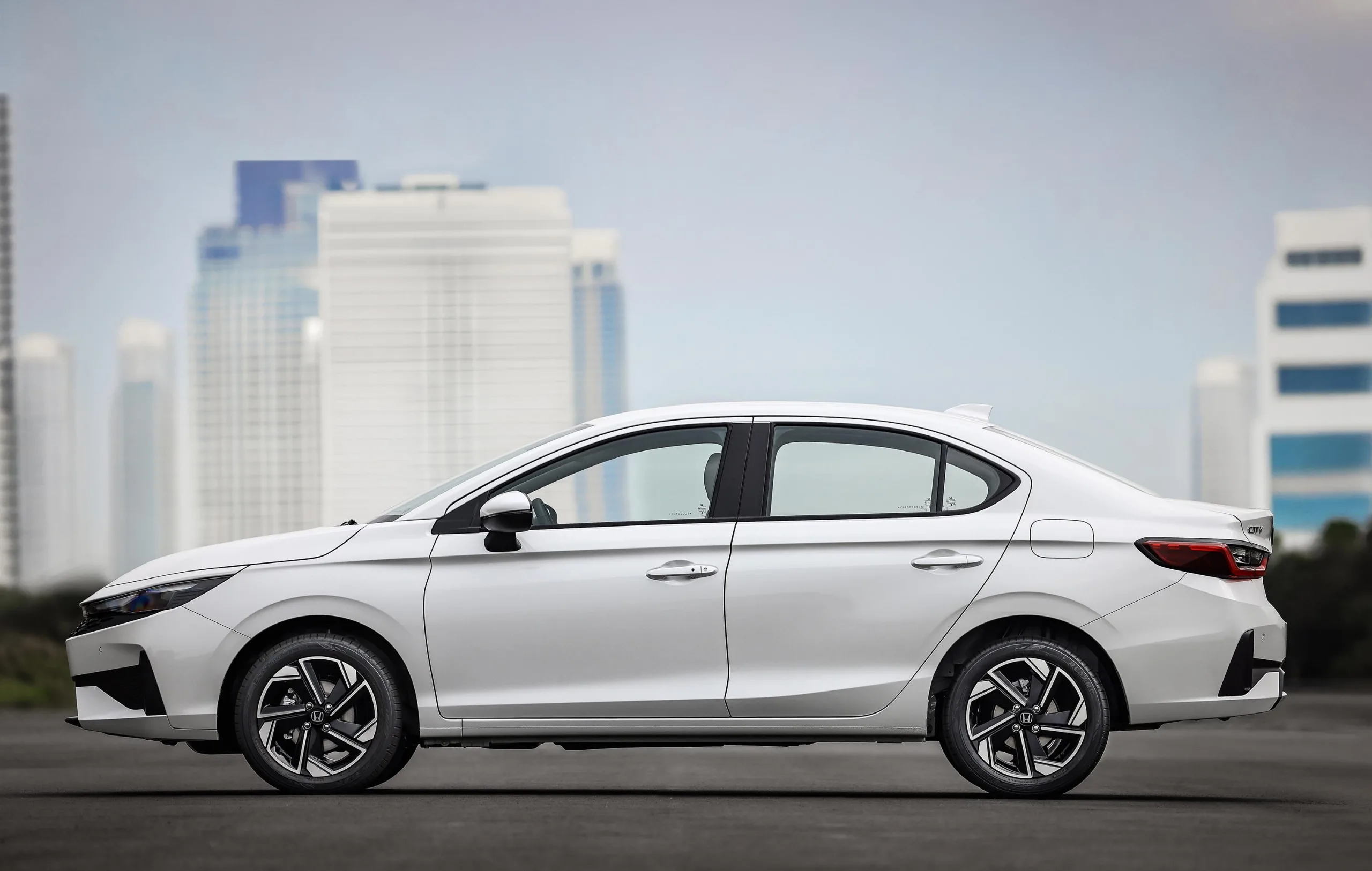 O Sedan mantém a carroceria mais longa e porta-malas de 519 litros, enquanto o Hatchback oferece 268 litros e estreia a nova versão RS.