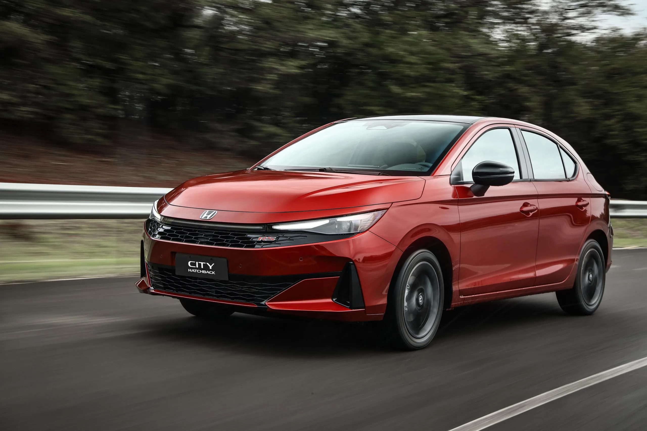 O Honda City Hatchback 2027 muda o visual, ganha faróis Full LED em toda a linha e mantém o motor 1.5 flex de 126 cv com câmbio CVT e porta-malas de 268 litros.