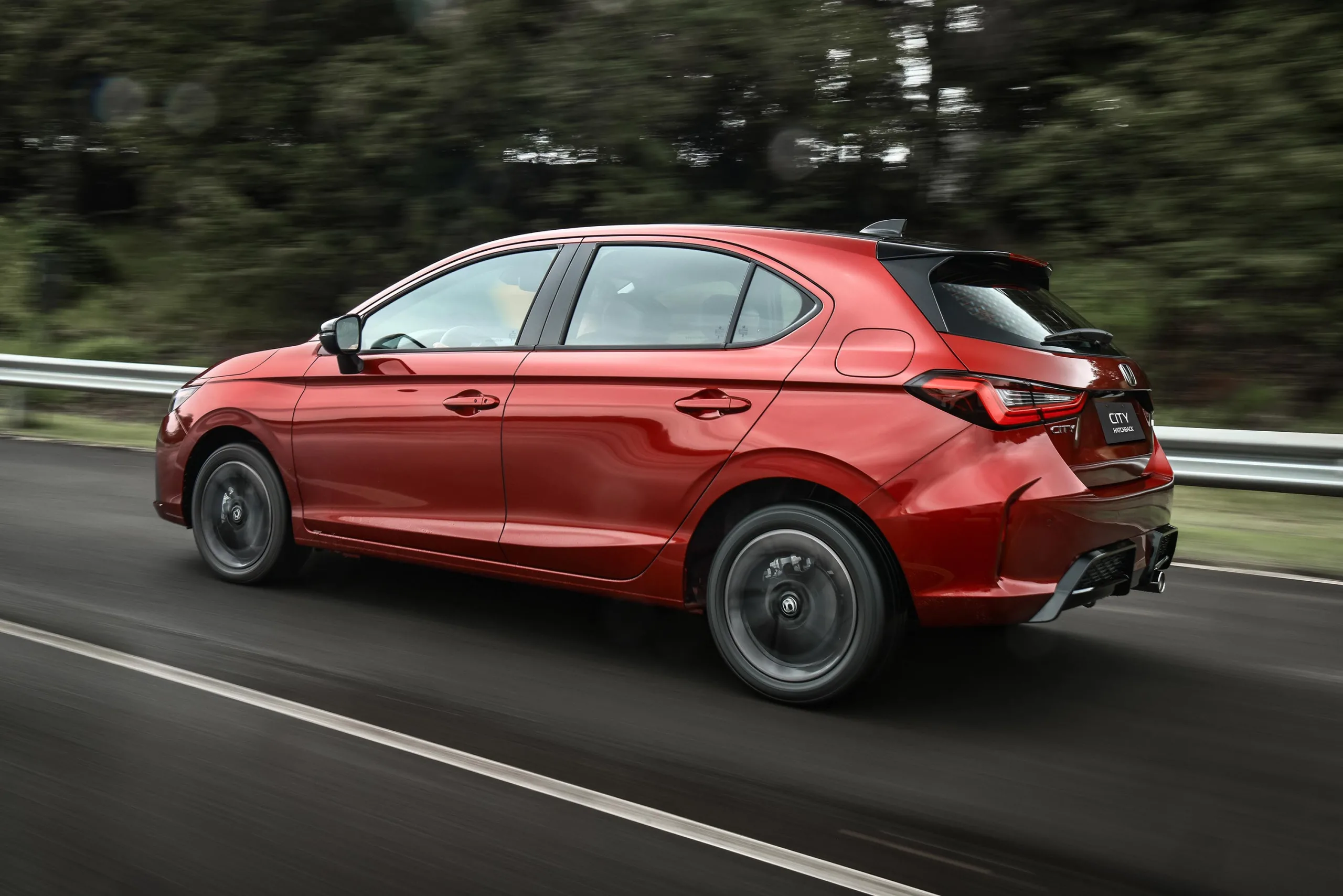 A linha mantém o motor 1.5 flex de 126 cv com câmbio CVT, enquanto as mudanças se concentram no visual, nos equipamentos e na segurança.