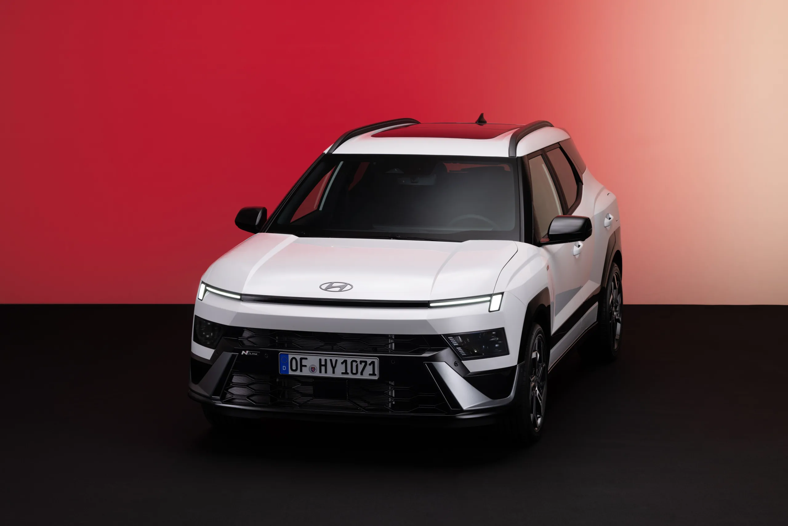 A versão híbrida muda bastante a história. O motor 1.6 trabalha com outro elétrico e entrega 138 cv e 27 kgfm. A bateria tem 1,32 kWh, mas o consumo ainda não foi divulgado pela Hyundai.