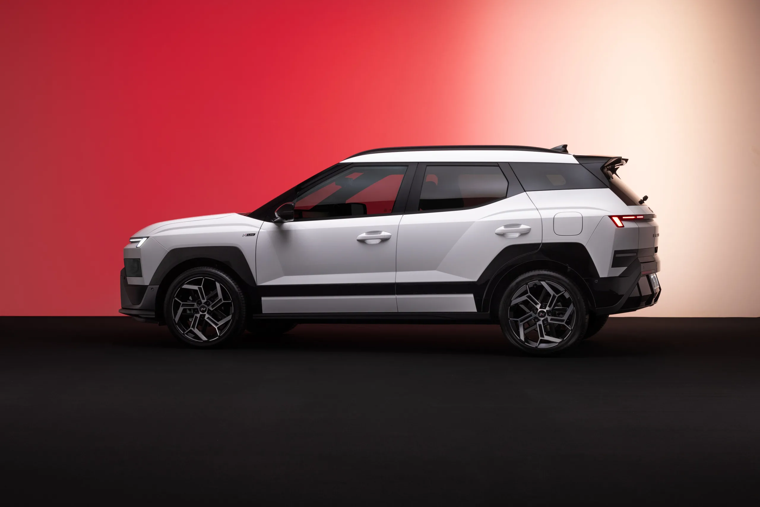 O Hyundai Bayon 2027 está previsto para chegar ao Brasil e disputar espaço com VW Tera, Renault Kardian e Jeep Avenger. Mas a Hyundai ainda não revelou quais motores serão vendidos aqui.