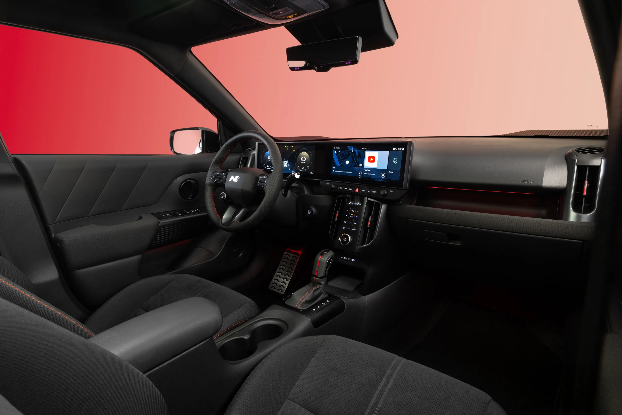 O interior apresentado tem duas telas de 12,3 polegadas, chave digital pelo celular e som Bose com oito alto-falantes. Mas a Hyundai ainda não confirmou esse pacote completo para o Brasil.