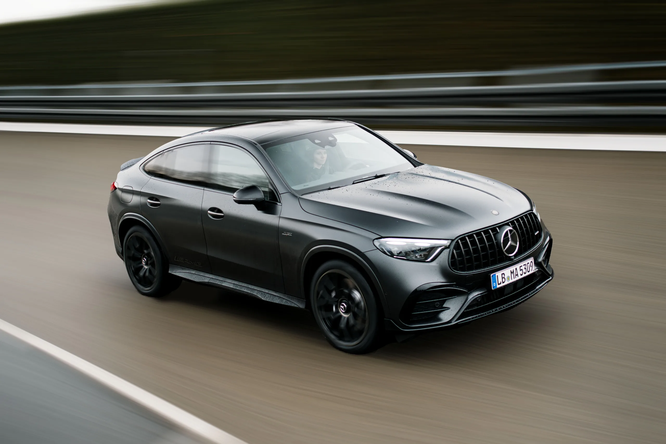 A AMG deixou claro por fora o que existe sob o capô, com grade própria, para-choques esportivos, difusor traseiro e quatro ponteiras redondas de escapamento na traseira.