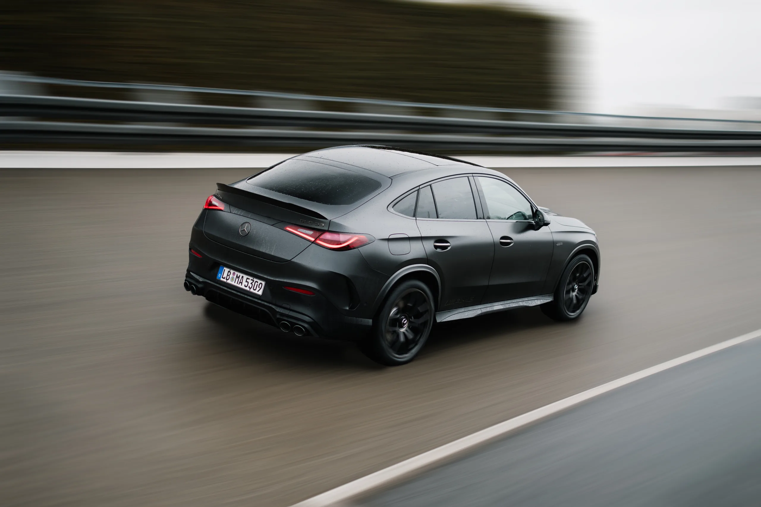 O tamanho engana quem espera apenas conforto: SUV e Coupé fazem de 0 a 100 km/h em 4,2 segundos, alcançam 250 km/h e usam tração integral 4MATIC+ nas duas versões.