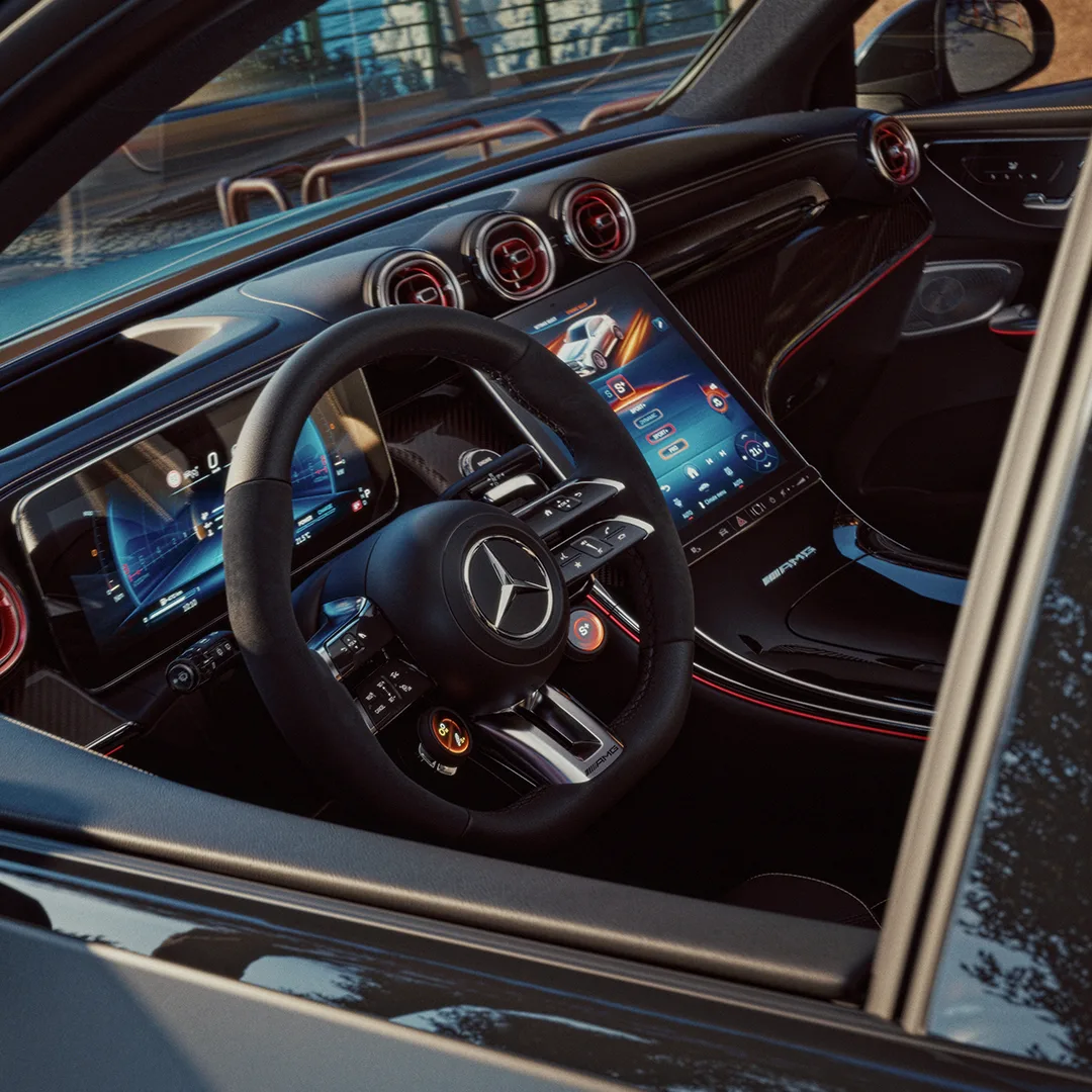Por dentro, o GLC 53 traz painel de 12,3 polegadas, MBUX de 11,9, som Burmester 3D, teto solar panorâmico e ar-condicionado THERMOTRONIC de quatro zonas de série.