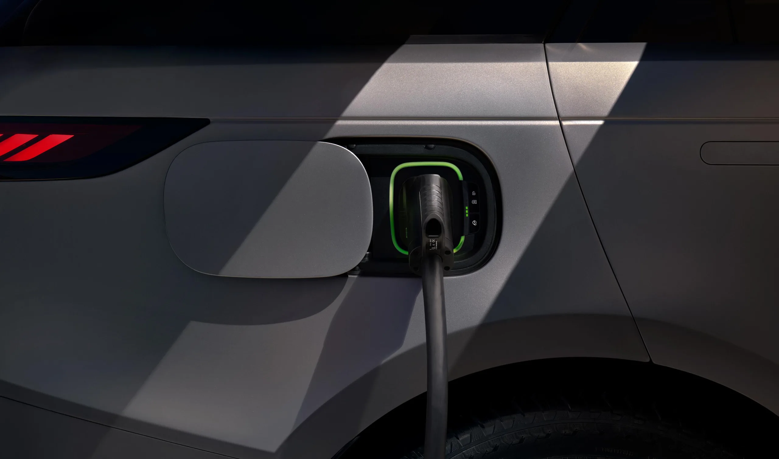 Em carregador rápido de 350 kW, a bateria vai de 10% a 80% em 22 minutos e pode recuperar até 220 km de autonomia em dez minutos.