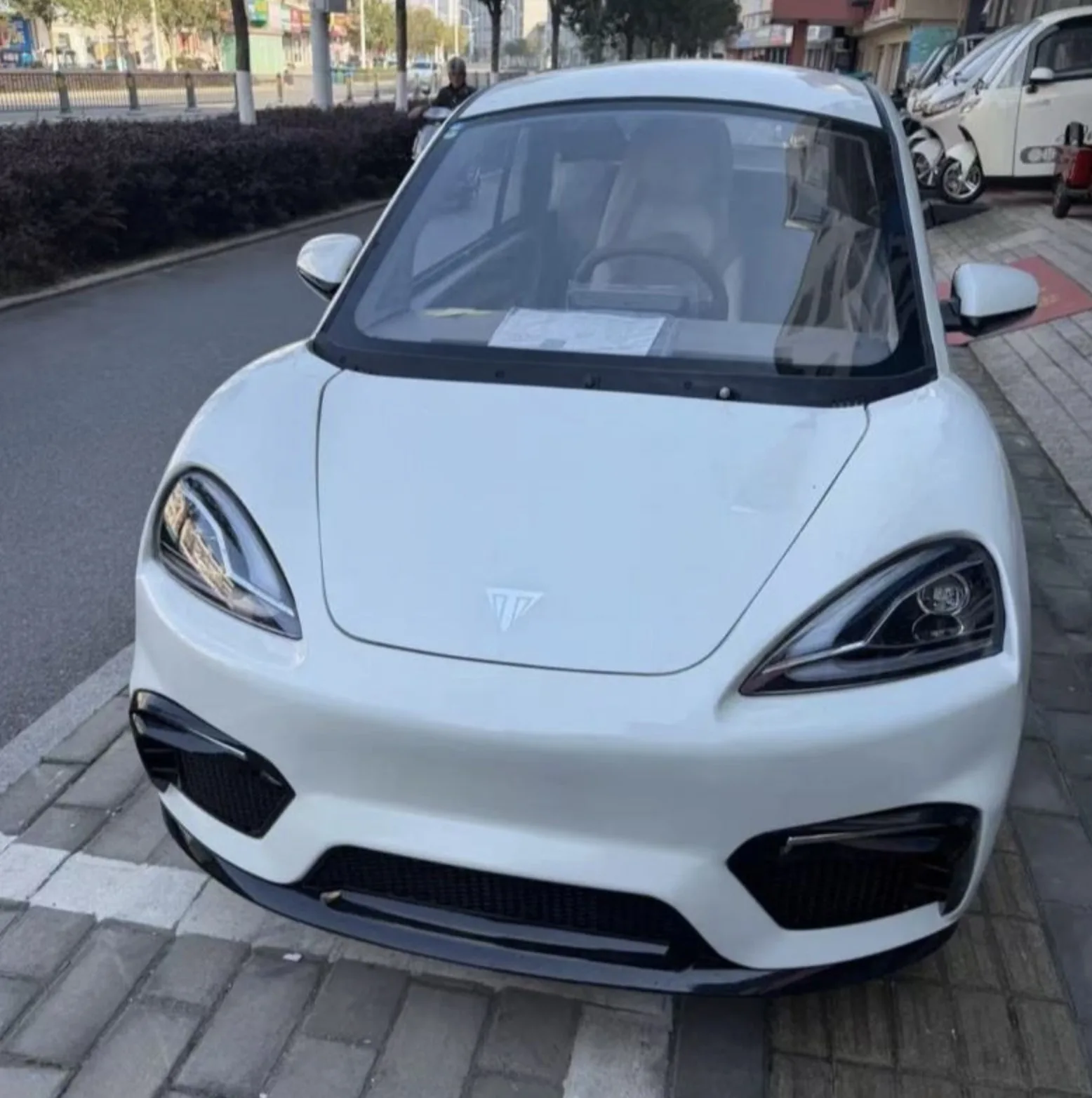 O GT5 também pode trazer câmera de ré, partida por botão, volante multifuncional e freio de estacionamento eletrônico. São recursos encontrados em automóveis mais caros.