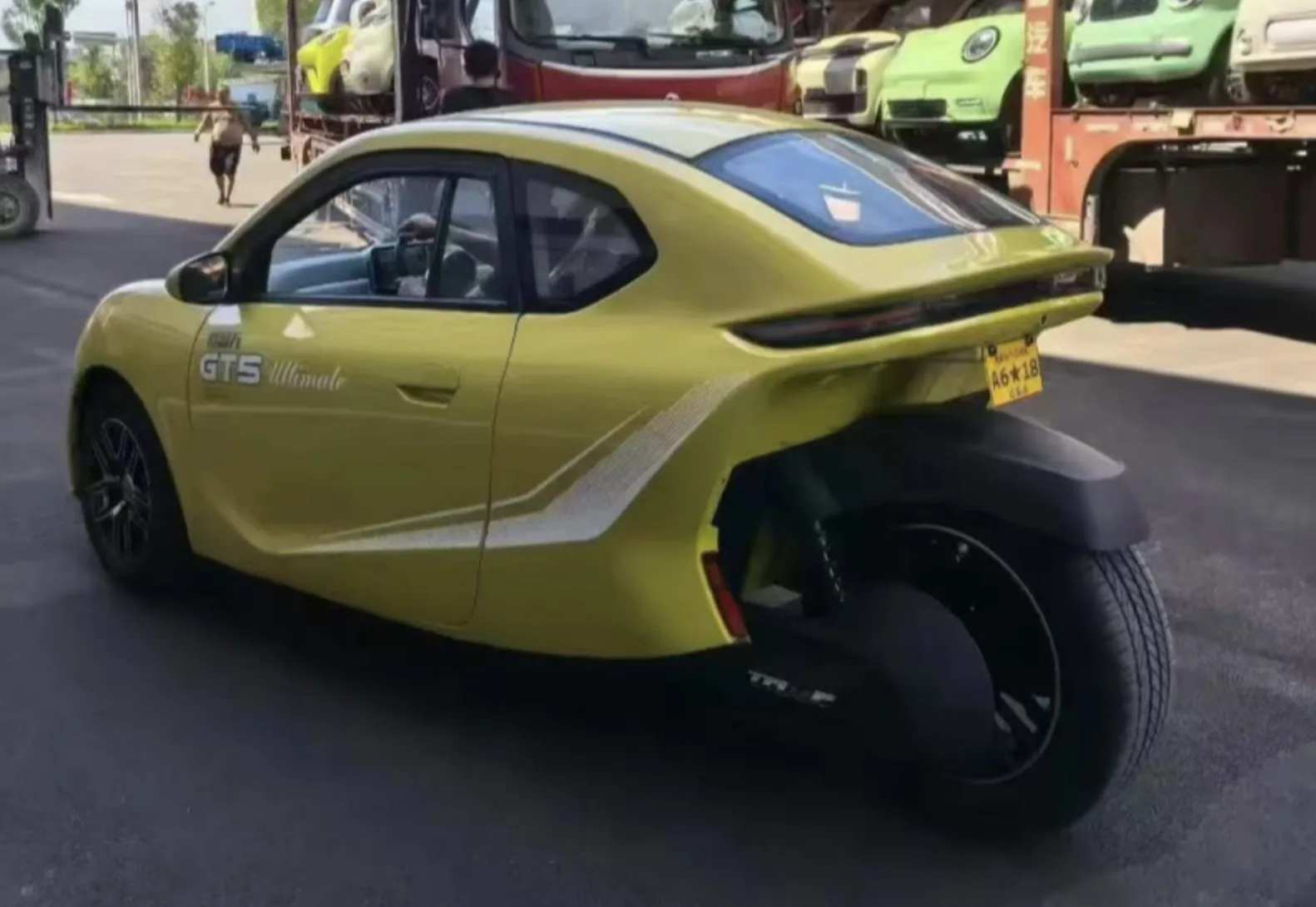 O Telufu GT5 parece um pequeno esportivo, mas tem apenas três rodas. Duas ficam na frente e uma atrás, com pneu largo e suspensão dianteira independente.