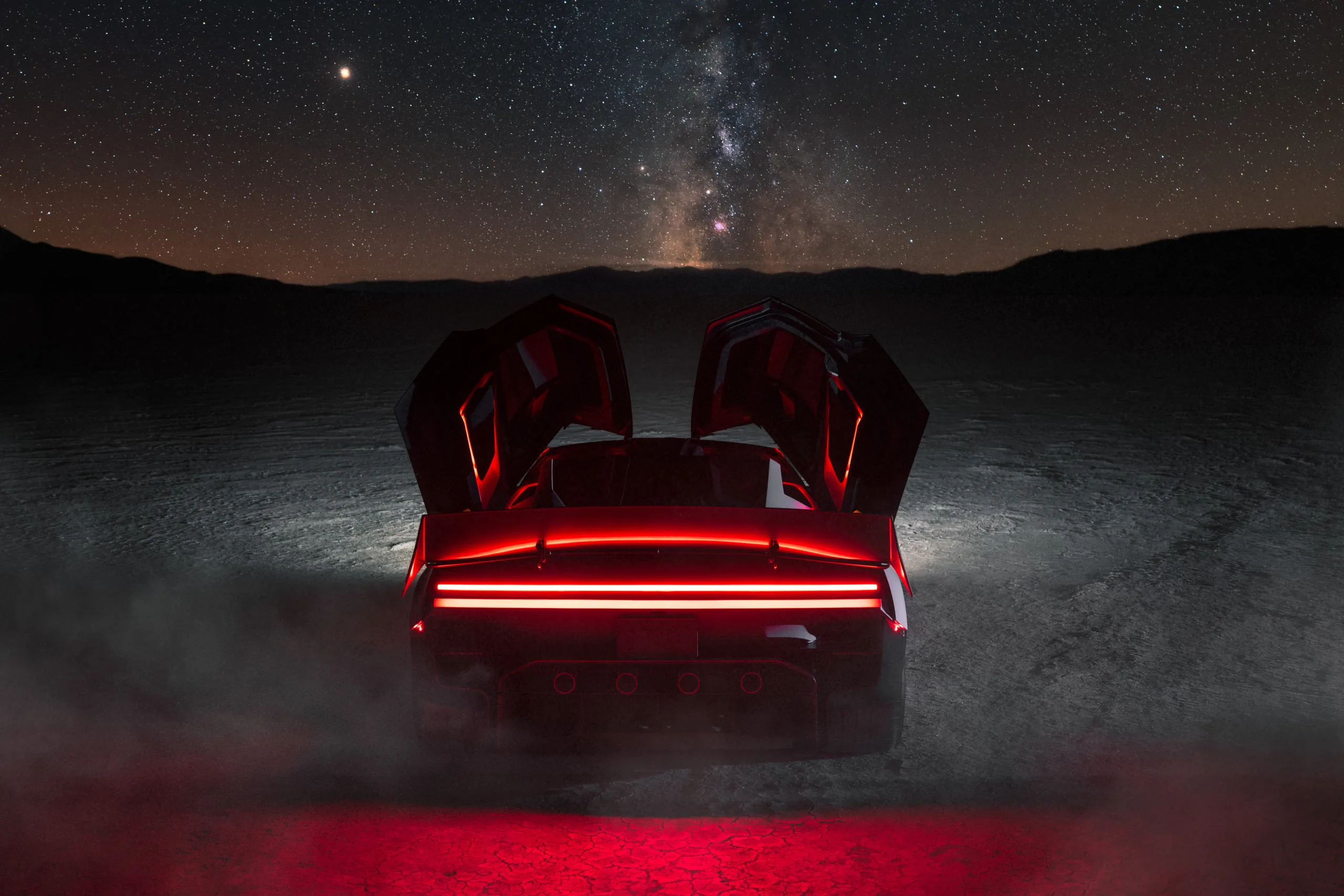Para o Roadster, a Tesla anunciou velocidade superior a 370 km/h e autonomia acima de 480 km por carga. São números divulgados pela marca, ainda sem homologação independente.