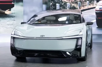 Toyota Corolla 2027 terá três tipos de motor e pode mudar a forma de comprar e vender o sedan no Brasil