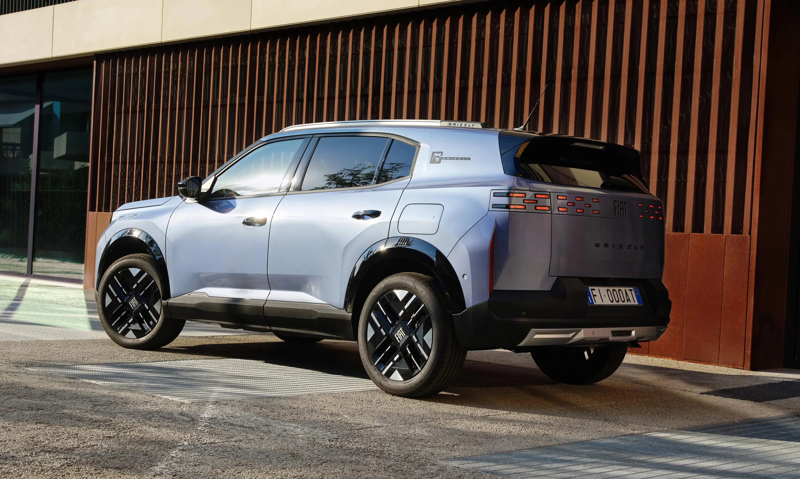 Na Europa, a opção mais simples terá motor 1.2 turbo de 100 cv e câmbio manual. A híbrida leve entrega 145 cv com câmbio automático de dupla embreagem e sete marchas.