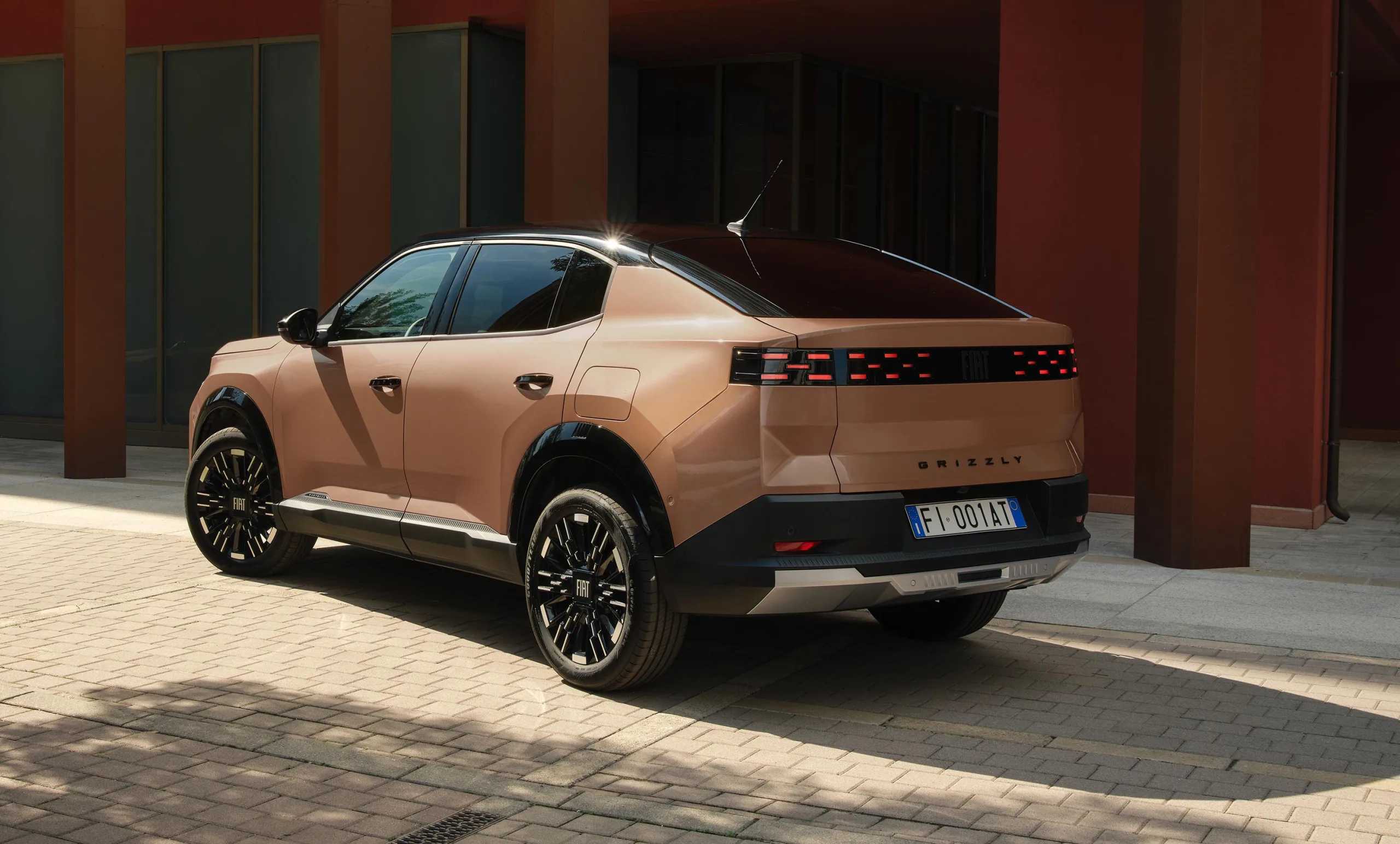 O Grizzly Fastback mantém o teto inclinado de SUV cupê, mas cresce para 4,49 metros. O porta-malas tem 608 litros, espaço que pode fazer diferença em viagens com a família.