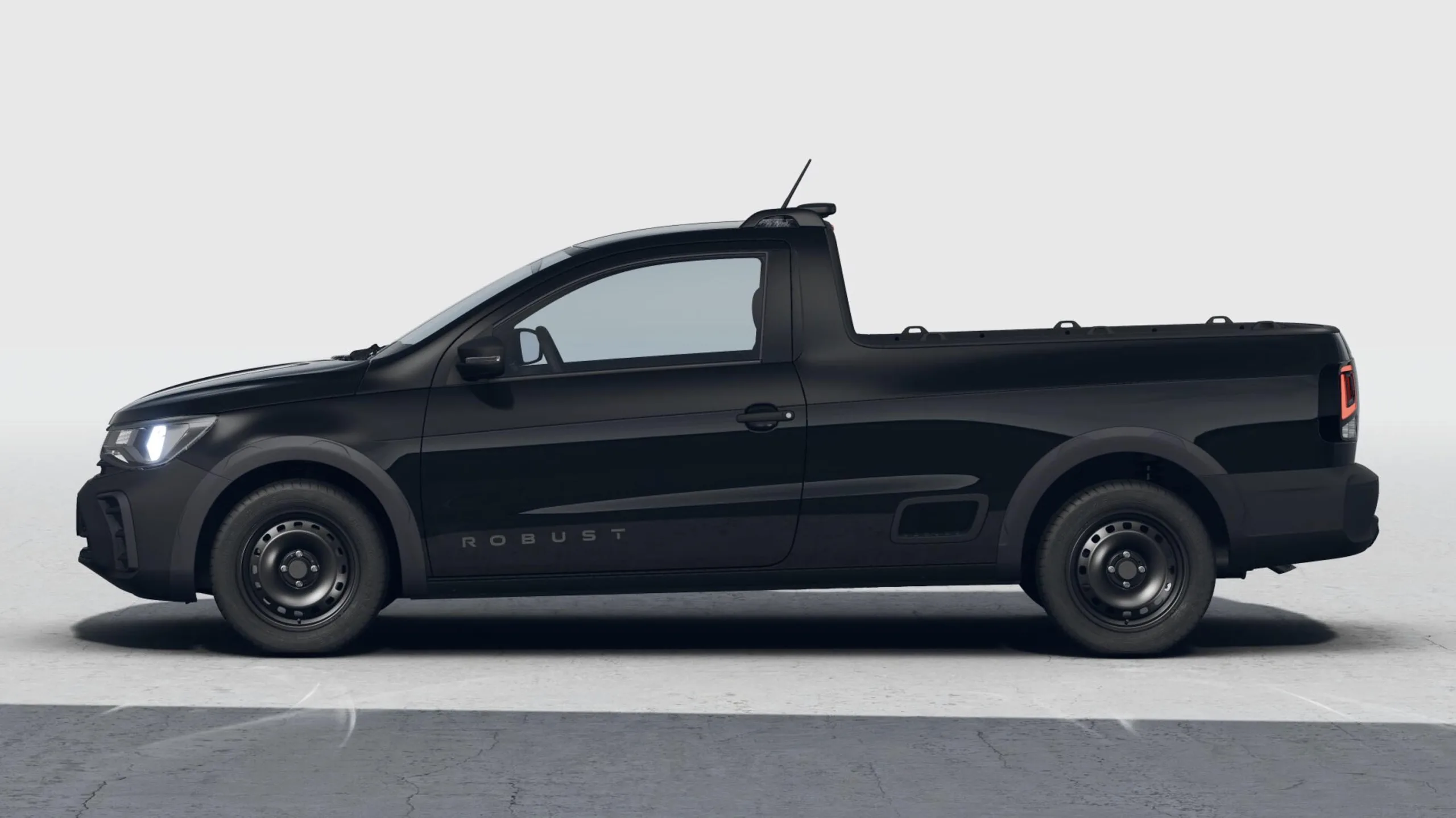 A nova Robust mantém a cabine simples e o motor 1.6 MSI de 116 cv e 16,1 kgfm de torque. O câmbio continua manual de cinco marchas, sem mudanças na potência máxima ou na força do motor.